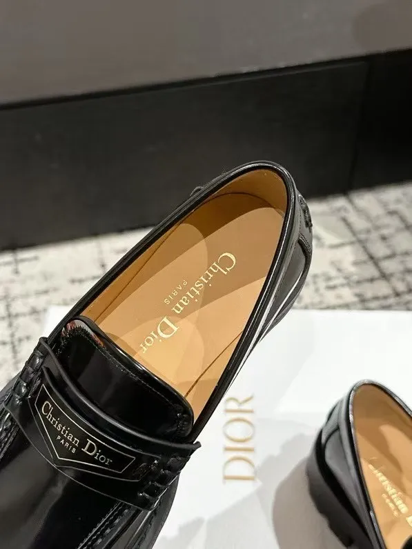 👟👟Ex-factory price 680👟👟 Dior 25/spring and summer new ultra-light loafers, new large soles and thick soles, the layout strives to create fashionable classic items, new products created at the first major show of Paris Fashion Week, the inspiration is cleverly combined with the perfect shoe shape by the D chief designer. Matched with brand buckles, it is more fashionable! Original version, perfect and exquisite workmanship!  ✔️Upper: imported open-edge beaded cowhide ✔️Inner lining: water-dyed cowhide ✔️Sole: IP foam outsole ✔️Size: #35-41 (40 41 customized items are not returnable)